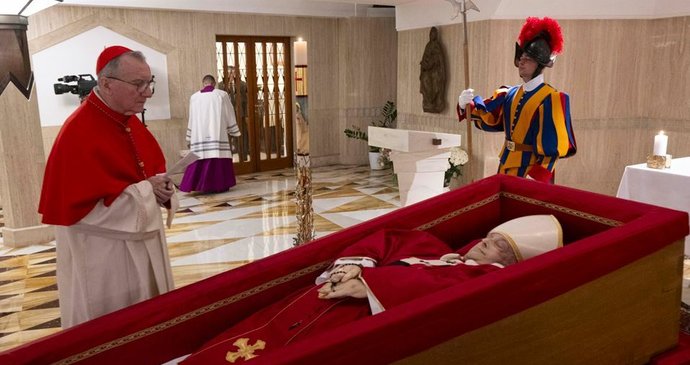 Vatikán zveřejnil fotografie papeže Františka v rakvi, která je umístěna v kapli svaté Marty, kde většinou ráno sloužil mši.