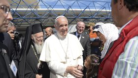 Papež František vítá muslimské uprchlíky, kteří přiletěli z řeckého ostrova Lesbos.