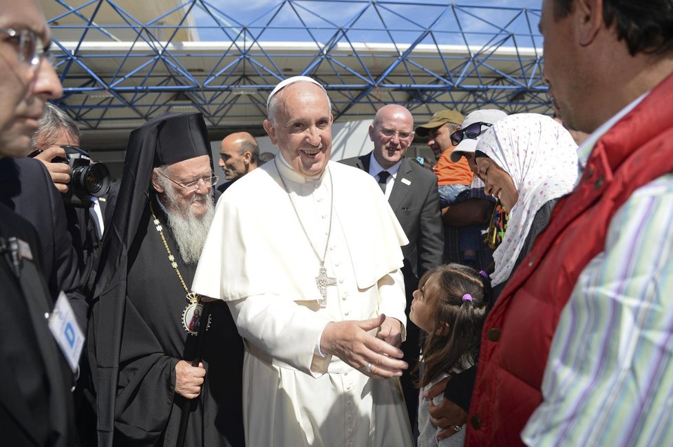Papež František vítá muslimské uprchlíky, kteří přiletěli z řeckého ostrova Lesbos.
