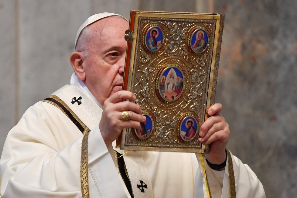 Papež František celebroval ve Vatikánu na Velikonoce své urbi et orbi. Tentokrát ale bez přítomných věřících (12. 4. 2020)