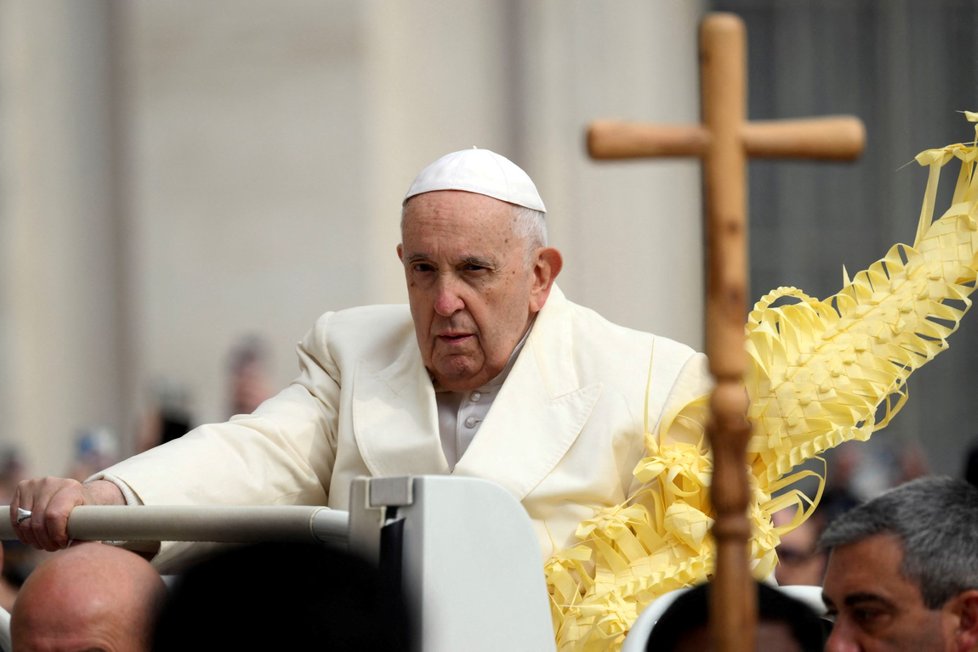 Papež František během květné neděle na Svatopetrském náměstí (2.4.2023)