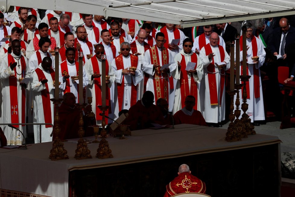 Papež František během květné neděle na Svatopetrském náměstí (2.4.2023)