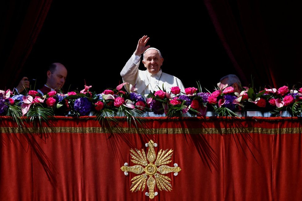 Papež František přednesl tradiční poselství Urbi et Orbi (Městu a světu) a mluvil o válečných Velikonocích (17.4.2022).