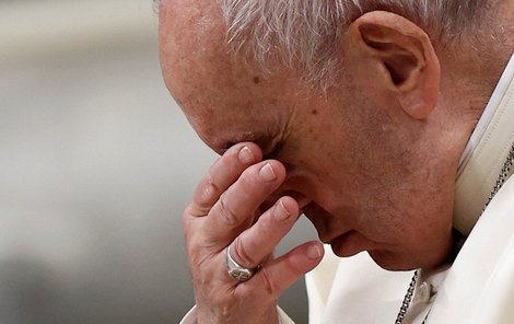 Papeže trápí bolavé koleno, velikonoční vigilii neodsloužil (16.4.2022)