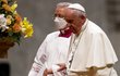 Papež František kvůli bolesti kolena neodsloužil velikonoční vigilii ve Svatopetrské bazilice, měl však kázání (16.4.2022)