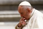 Papež František kvůli bolesti kolena neodsloužil velikonoční vigilii ve Svatopetrské bazilice, měl však kázání (16.4.2022)