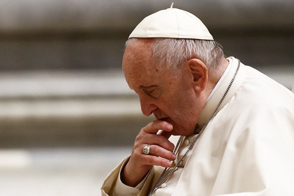 Papež František kvůli bolesti kolena neodsloužil velikonoční vigilii ve Svatopetrské bazilice, měl však kázání (16.4.2022).