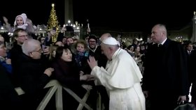 Papeži ujely nervy: František plácl ženu, která ho držela za rukáv