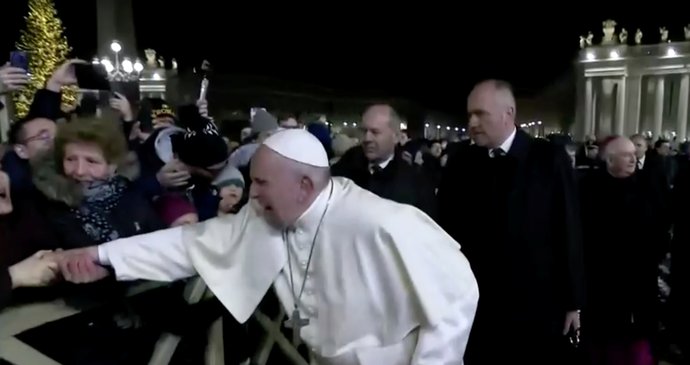 Papeži ujely nervy: František plácl ženu, která ho držela za rukáv