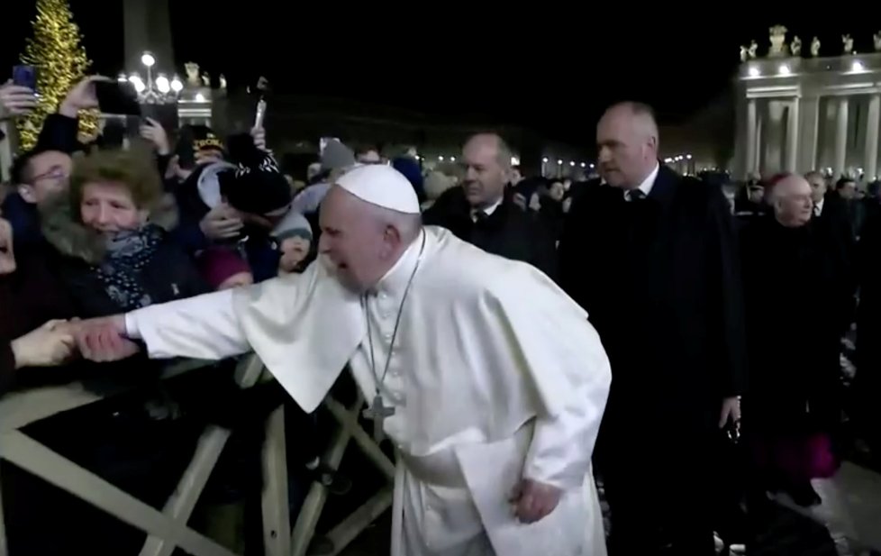 Papeži ujely nervy: František plácl ženu, která ho držela za rukáv.