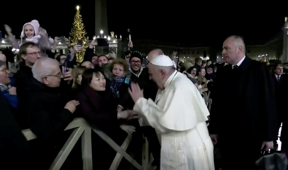 Papeži ujely nervy: František plácl ženu, která ho držela za rukáv.