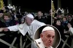 Papežovi ujely nervy: František udeřil ženu, která ho tahala za ruku