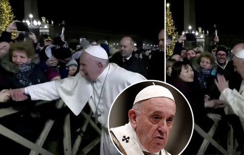 Papežovi ujely nervy: Udeřil ženu, která ho tahala za ruku. Pak odsoudil bití či porno