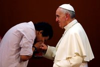 Papež vysvětlil, proč odmítal líbání prstenu: Žádné porušení tradice, bál se bacilů