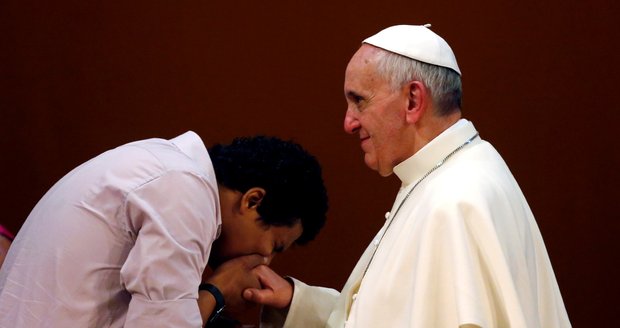 Papež vysvětlil, proč odmítal líbání prstenu: Žádné porušení tradice, bál se bacilů