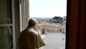 Papež František při mariánské modlitbě. (13.4.2020)