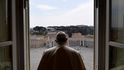 Papež František při mariánské modlitbě. (13.4.2020)