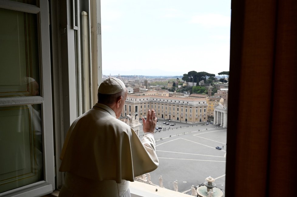 Papež František při mariánské modlitbě. (13. 4. 2020)