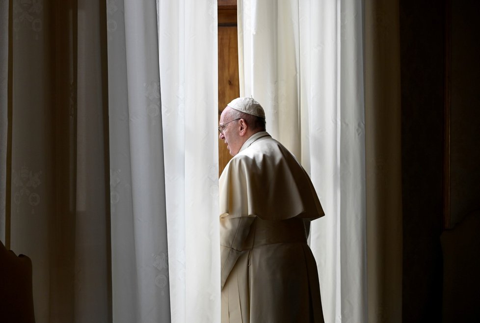 Papež František při mariánské modlitbě. (13. 4. 2020)