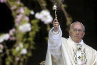 Papežovu mši sledovalo ve Vatikánu přes déšť desetitisíce lidí! Svatý otec v poselství připomněl utrpení a žádal mír