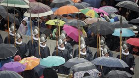 Papež František odsloužil velikonoční mši na Svatopetrském náměstí ve Vatikánu, které i přes deštivé počasí zaplnily desetitisíce lidí.