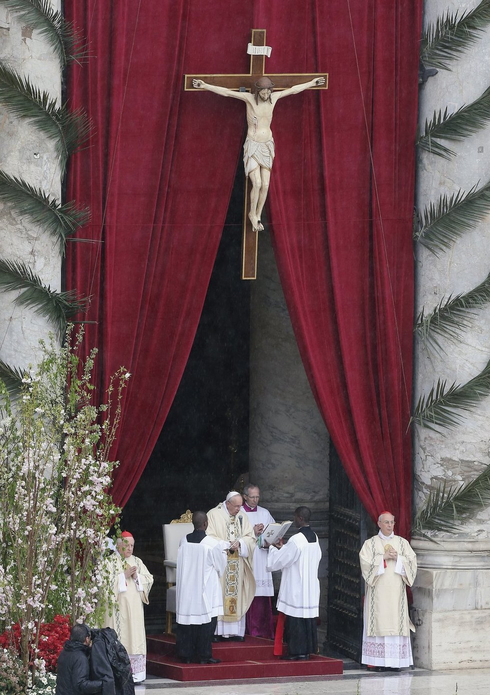 Papež František odsloužil velikonoční mši na Svatopetrském náměstí ve Vatikánu, které i přes deštivé počasí zaplnily desetitisíce lidí.