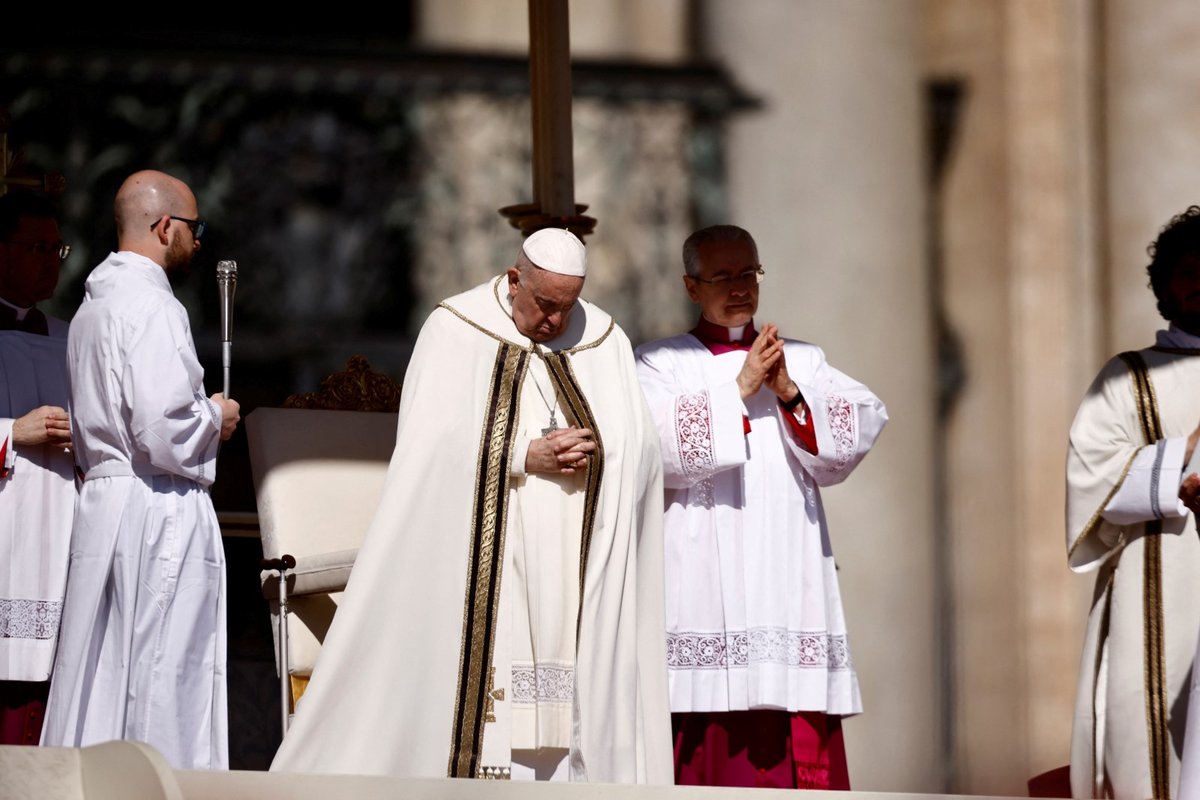 Papež František během tradičního Urbi et orbi (9.4.2023)
