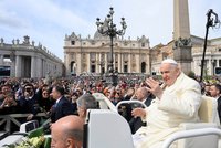 Papež po propuštění ze špitálu zahájil velikonoční obřady. Slabým hlasem promluvil k věřícím