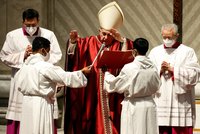 Velikonoce ve znamení zlověstného hluku války, kázal kardinál. Papež: „Válka je všude“