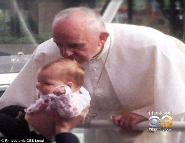Papež František políbil nemocné dítě, a stal se zázrak.