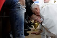 Papež po zdravotních trablech na velikonočních obřadech: Umyl nohy 12 vězňům, co dál ho čeká?