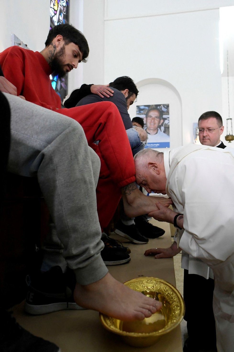 Papež František na Zelený čtvrtek umyl nohy 12 mladistvým vězňům (6.4.2023).
