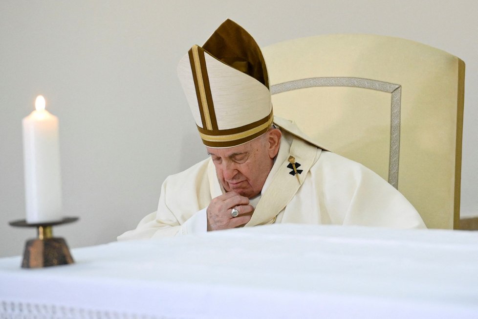 Papež František na Zelený čtvrtek umyl nohy 12 mladistvým vězňům (6.4.2023).