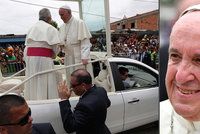 Papež František má monokl a roztržené obočí: V papamobilu se uhodil o sloupek