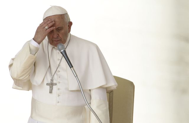 Papež František v posledních měsících hodně přibral na váze.