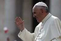 Potrat mohou nově odpouštět i řadoví kněží. Papež mění další zvyk