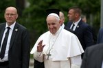 Papež František a vlevo jeho nyní již bývalý šéf ochranky