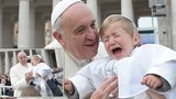 Papež v nesnázích: František rozplakal svou minikopii!