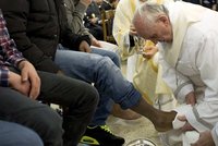 Lekce dobroty: Papež František omyl nohy mladým delikventům