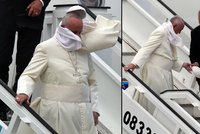 Papež přistál na Kubě: A tradičně ho potrápil vítr