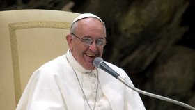Nový papež se při proslovu usmíval.
