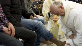 Papež omýval nohy mladistvím delikventům