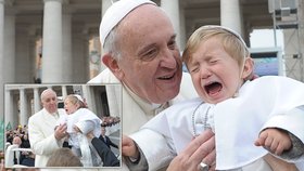 Papež rozplakal malého chlapce, který byl oblečen jako on.