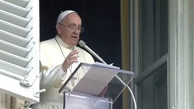 Papež František se v nedělním kázání přeřekl.