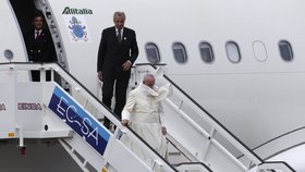 Papež František a jeho marný boj s větrem na letišti v Havaně