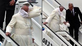 Papež František a jeho marný boj s větrem na letišti v Havaně