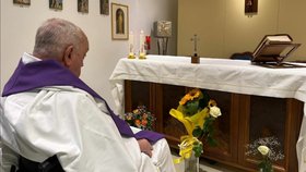 První fotografie papeže Františka během jeho hospitalizace.