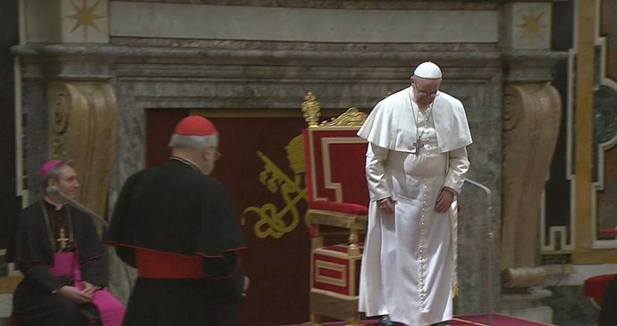Papež František chtěl přivítat jednoho z kardinálů...