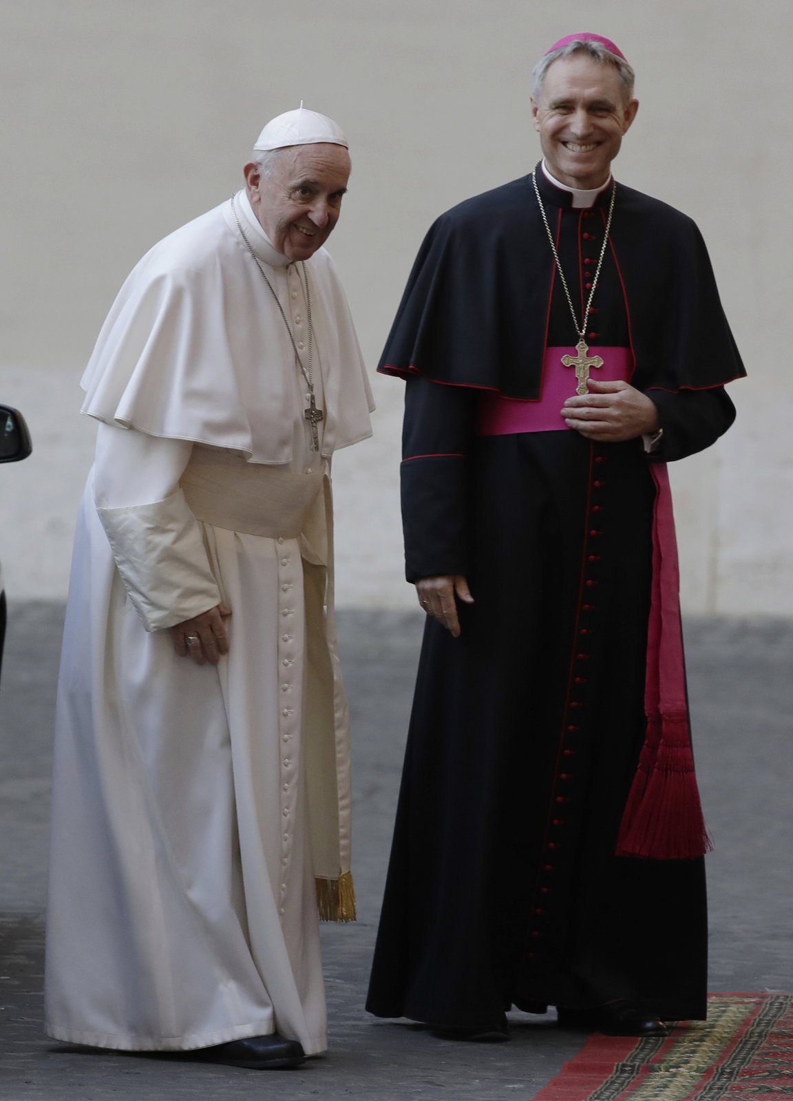 Papeže Františka uvítal arcibiskup Georg Gänswein. Teprve pak papež zamířil na setkání se státníky.