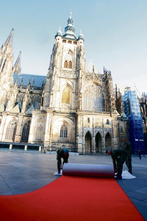 1. Příchod na Hrad- Papež do prostor Pražského hradu vkročí po červeném koberci